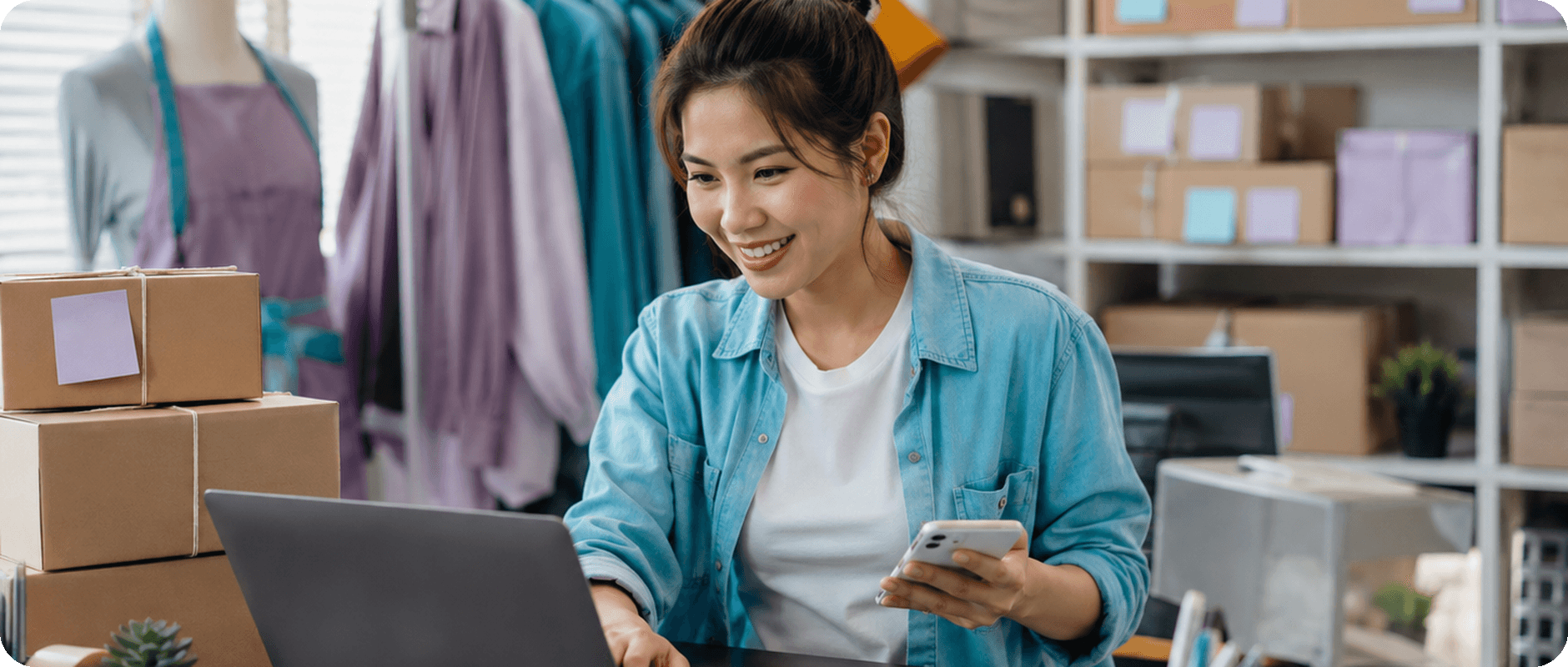 Une e-commerçante traite une commande depuis son ordinateur