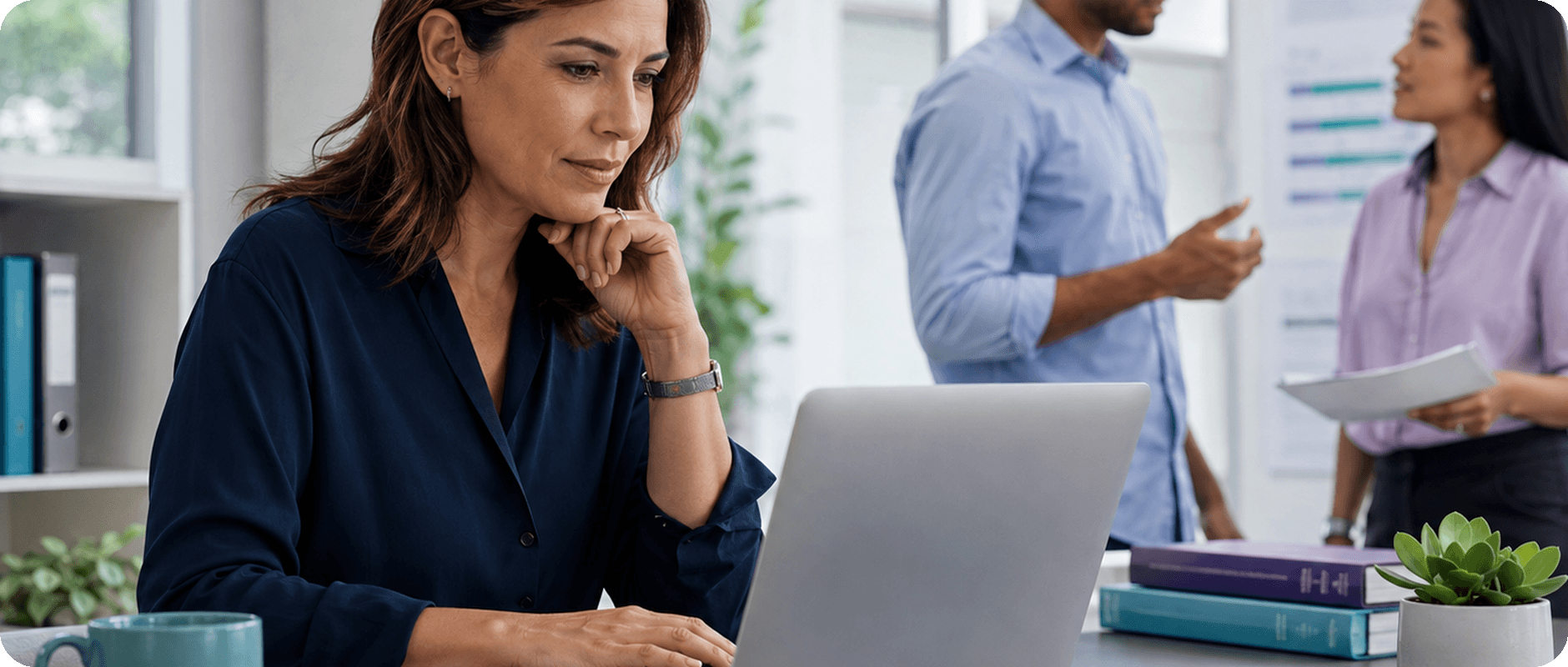 Une responsable des ressources humaines travaille sur son ordinateur